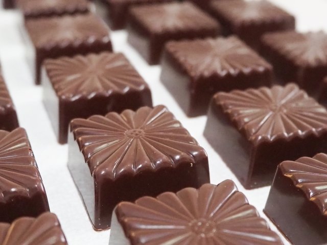 チョコレートお菓子の検品・仕分け・包装作業