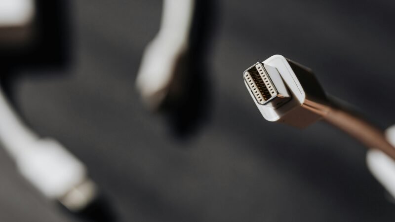 電線やケーブル用の接続部分の組立、梱包作業