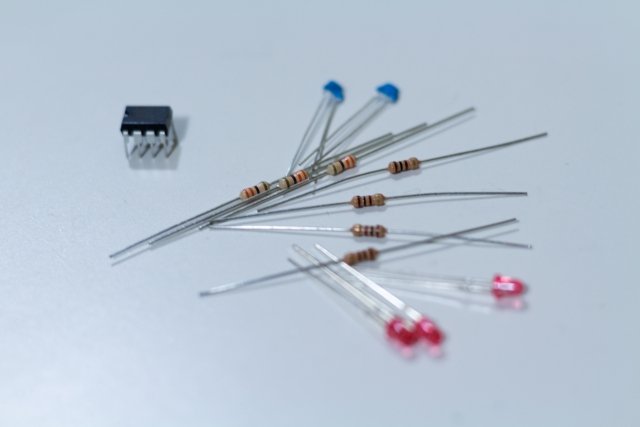 セラミックコンデンサ製造における各工程のマシンオペレータ―および測定・検査等の付随業務