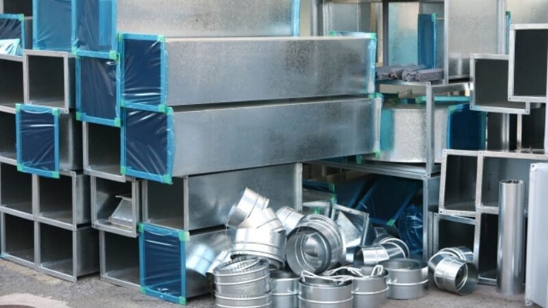 完成したアルミ製品の検査・出荷準備