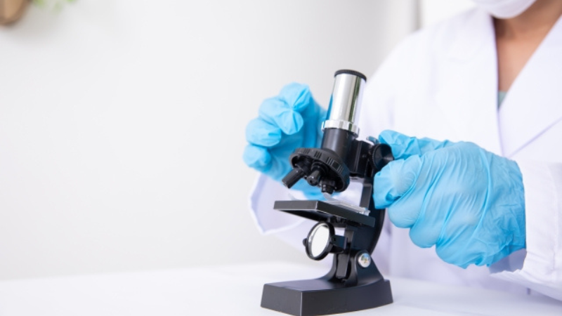 顕微鏡を使用して半導体の組⽴検査