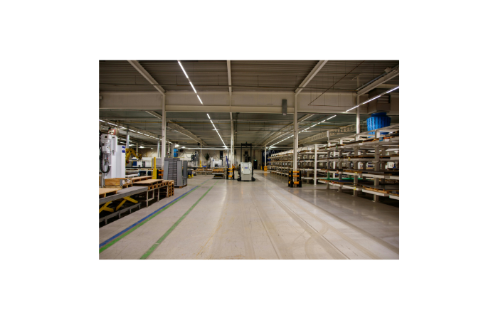 パッケージ製造工場でのピッキング・運搬