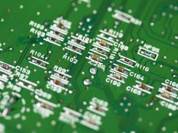 電子部品（結晶材料、磁性材料）の製造ラインにおける自動機のオ ペレーター